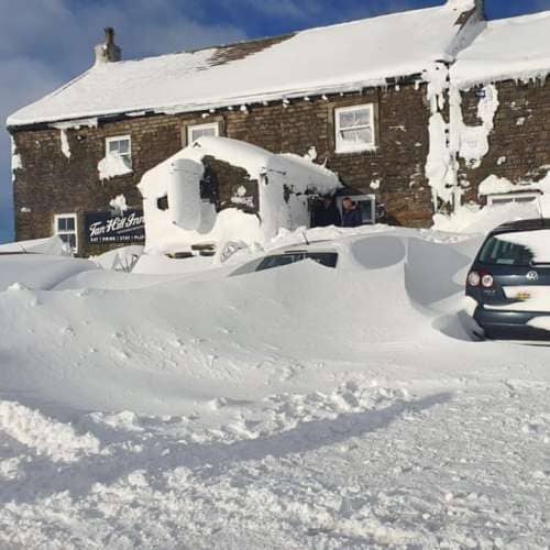 Из-за снежной бури десятки людей остались на несколько дней в удаленном британском пабе